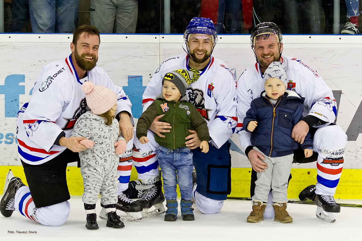 Teddy Bear Toss i zwycięska bramka Krzysztofa Zapały w meczu z Humennem [FOTO+VIDEO] - Zdjęcie główne