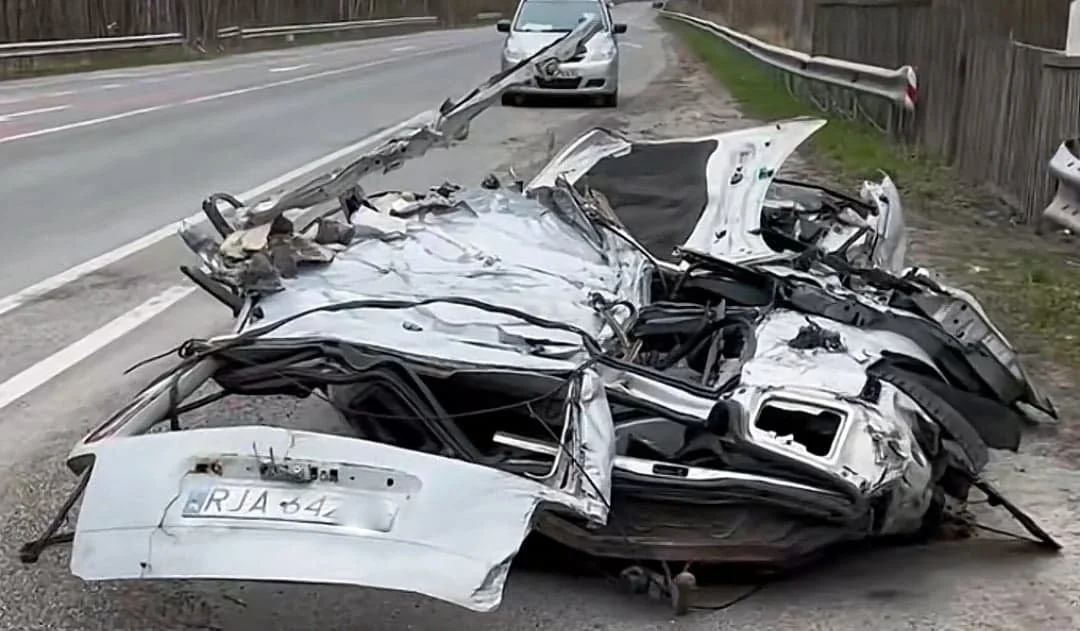 Fejk czy prawda? Samochód na podkarpackich tablicach rejestracyjnych rozjechany przez czołg. Zobaczcie nagrania [WIDEO] - Zdjęcie główne