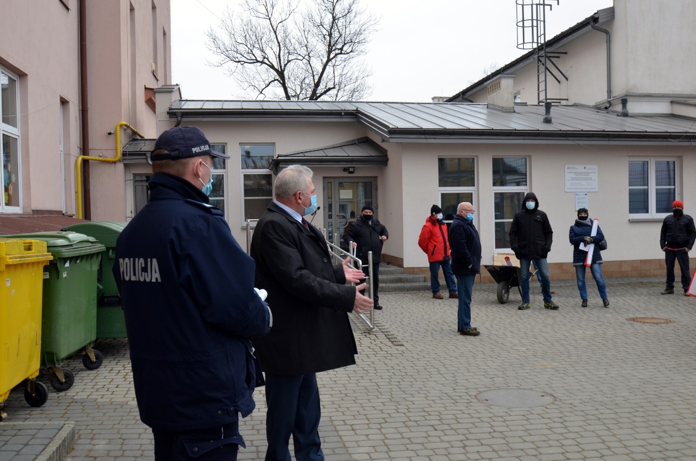 pikieta mieszkańców wsi przed sesją Rady Miasta Sanoka