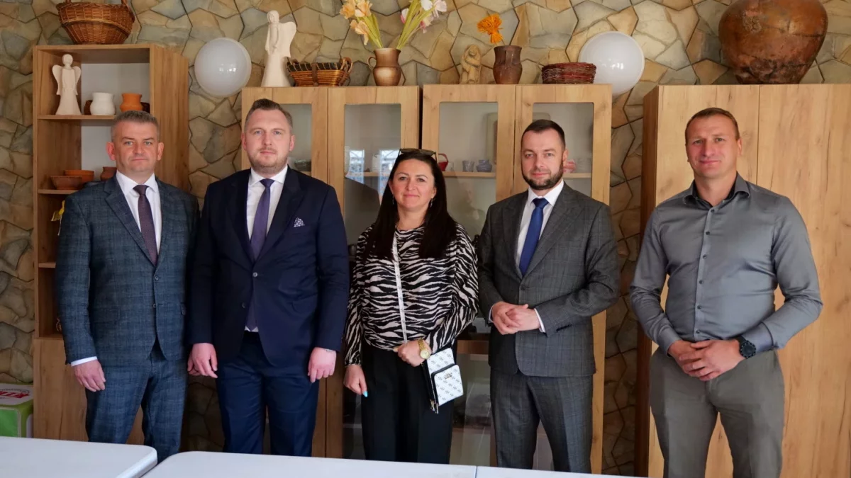 Wiceminister Konrad Wojnarowski z wizytą w Gminie Sanok. Unijne fundusze pod lupą - Zdjęcie główne