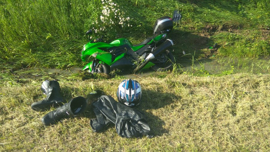 Stracił panowanie nad motocyklem i zjechał do rowu - Zdjęcie główne