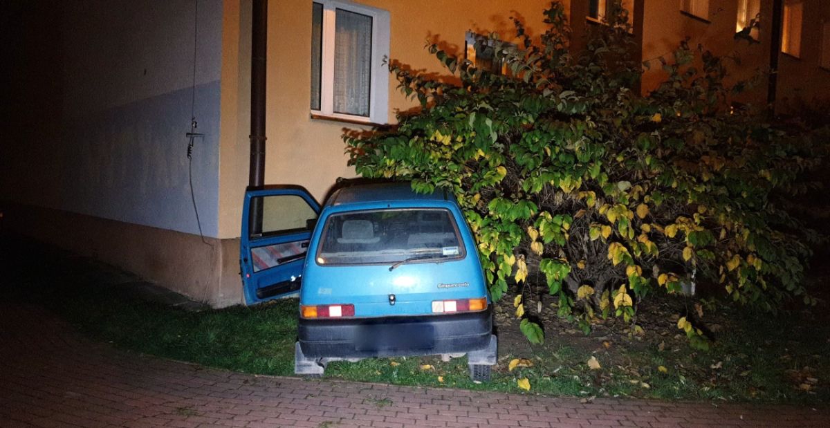 Z OSTATNIEJ CHWILI: Wjechał w blok przy ul. Armii Krajowej [FOTO+VIDEO] - Zdjęcie główne