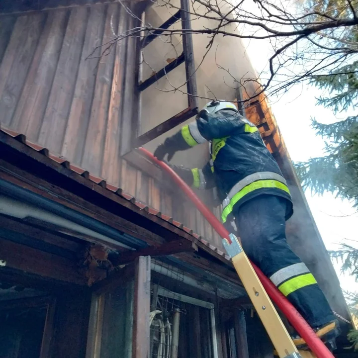 Bieszczady. Pożar domku letniskowego w Cisnej [ZDJĘCIA] - Zdjęcie główne