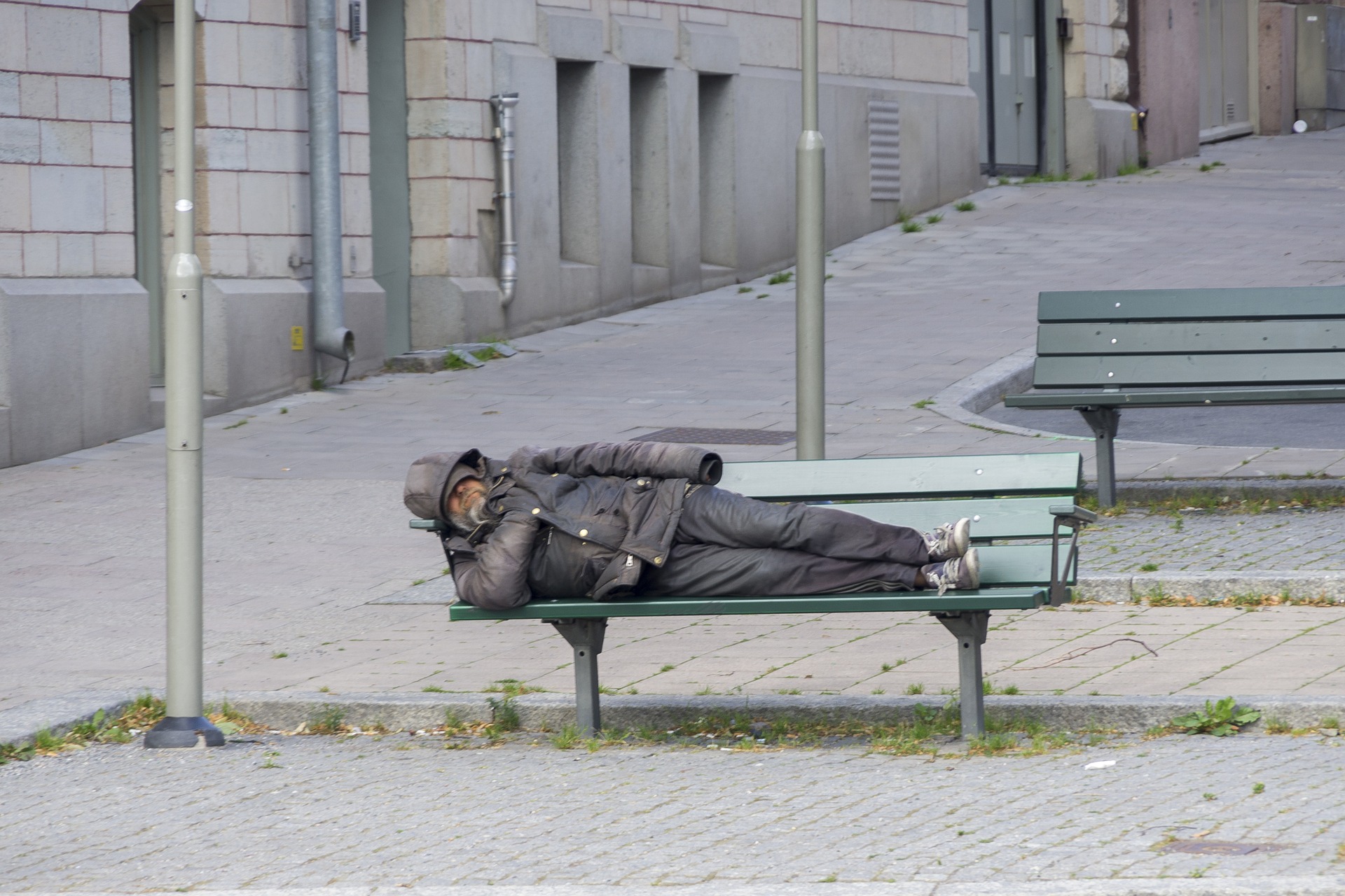 Wycieńczony i wychłodzony leżał na przystanku autobusowym - Zdjęcie główne