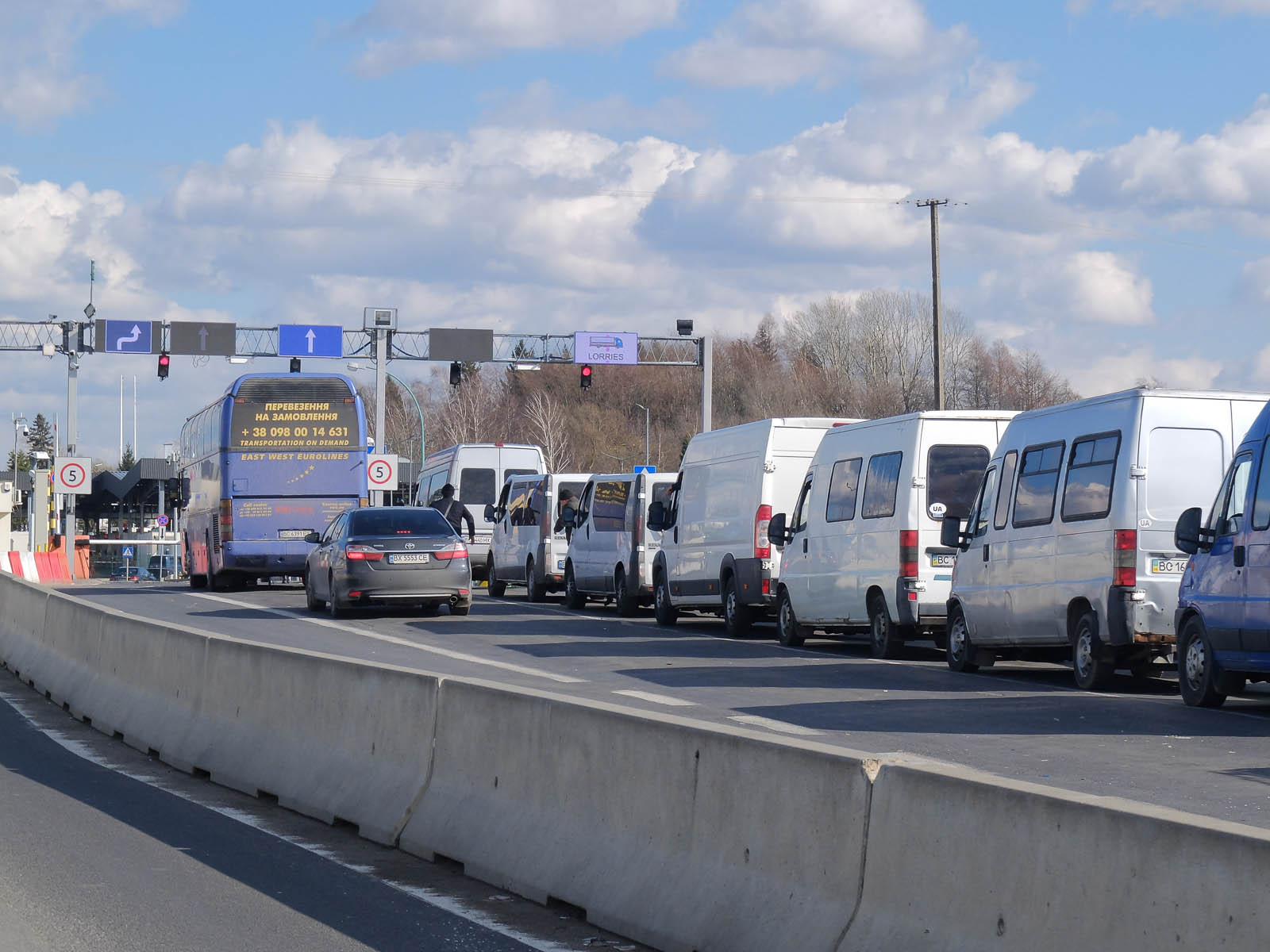 Kolejki 4 kilometrowe kolejki na granicy. Ukraina planuje ZAMKNĄĆ GRANICĘ [FOTO] - Zdjęcie główne