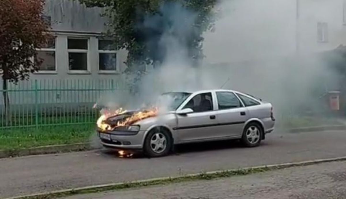 SANOK: Pożar samochodu na ul. Ogrodowej [FOTO+VIDEO] - Zdjęcie główne