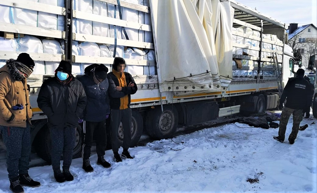 Strażnicy z placówki w Sanoku złapali imigrantów podróżujących w ciężarówce - Zdjęcie główne