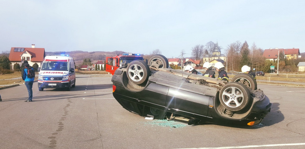 Z PODKARPACIA. BMW dachowało po kręceniu "bączków" [FOTO] - Zdjęcie główne