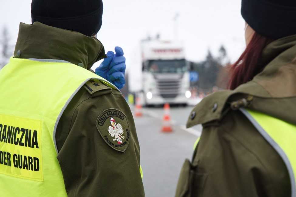 Imigranci w naczepie tira. Byli przekonani że dotrą do Niemiec - Zdjęcie główne