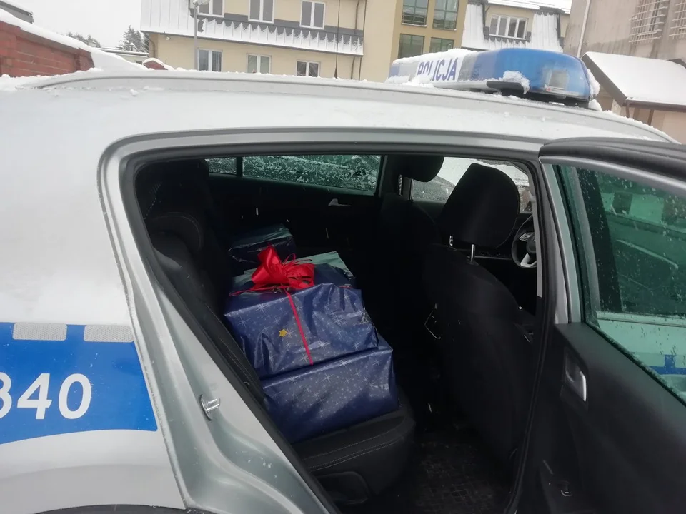 Policjanci i pracownicy brzozowskiej komendy wsparli potrzebujące rodziny  - Zdjęcie główne