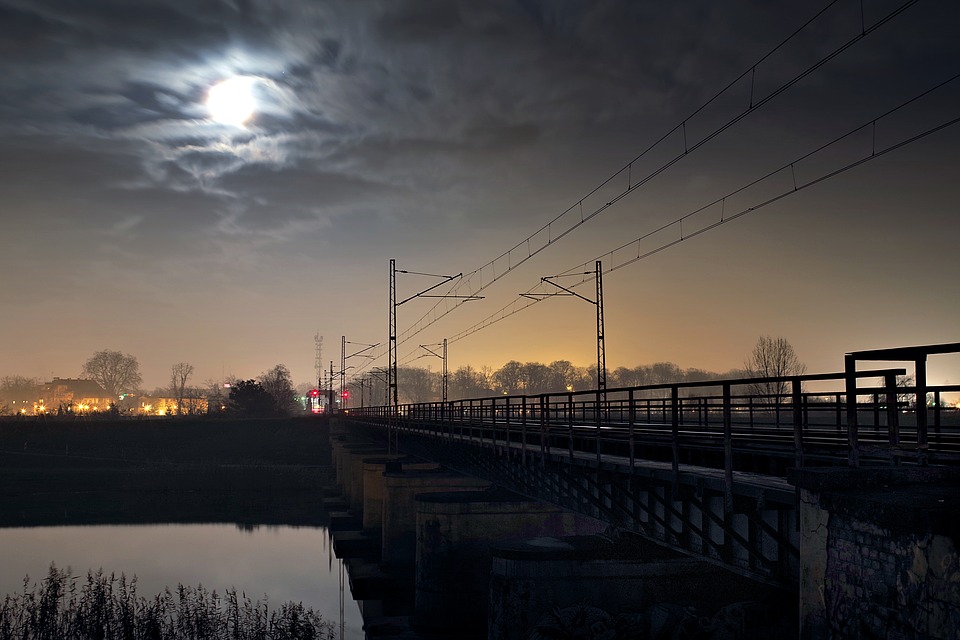 Kobieta ruszyła na pomoc i spadła z 14 metrowego wiaduktu - Zdjęcie główne