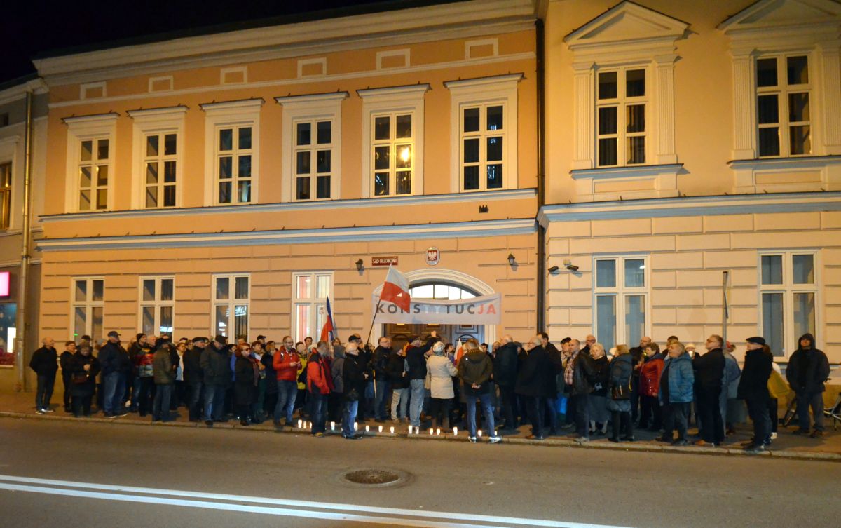 Protesty w "obronie sądów" w całej Polsce. W Sanoku miała miejsce napaść na protestującego mężczyznę [FOTO+VIDEO] - Zdjęcie główne