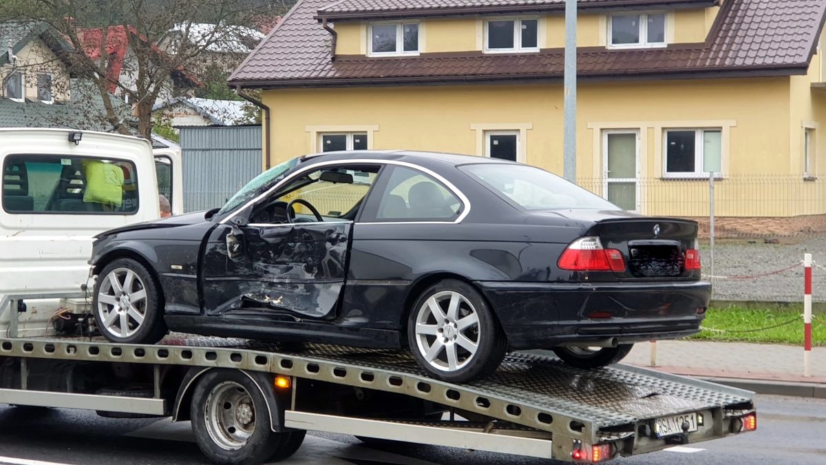 SANOK: Stracił panowanie nad pojazdem i uderzył w 3 pojazdy [FOTO+VIDEO] - Zdjęcie główne