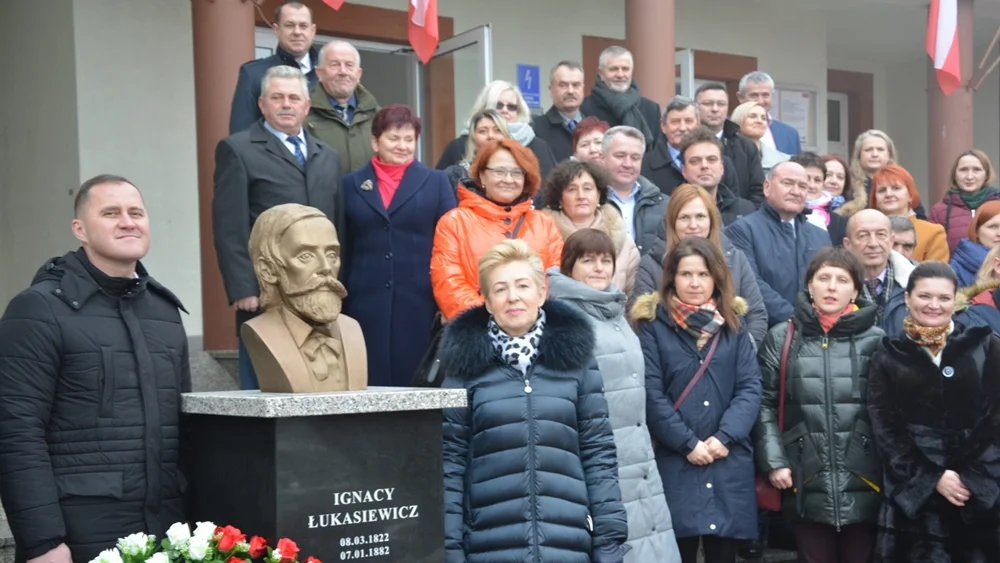 Uroczystość odsłonięcia i poświęcenia pomnika Ignacego Łukasiewicza w Strachocinie [ZDJĘCIA] - Zdjęcie główne