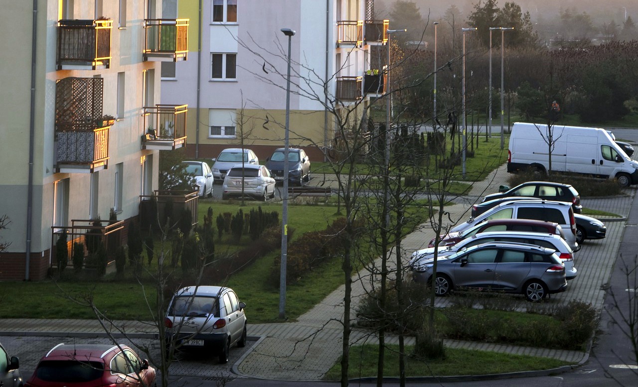 SANOK: Kopał i uderzał rękoma w zaparkowany samochód. Zatrzymał go świadek zdarzenia - Zdjęcie główne