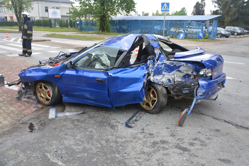 KROSNO. Pijany kierowca wjechał w ogrodzenie [FOTO] - Zdjęcie główne