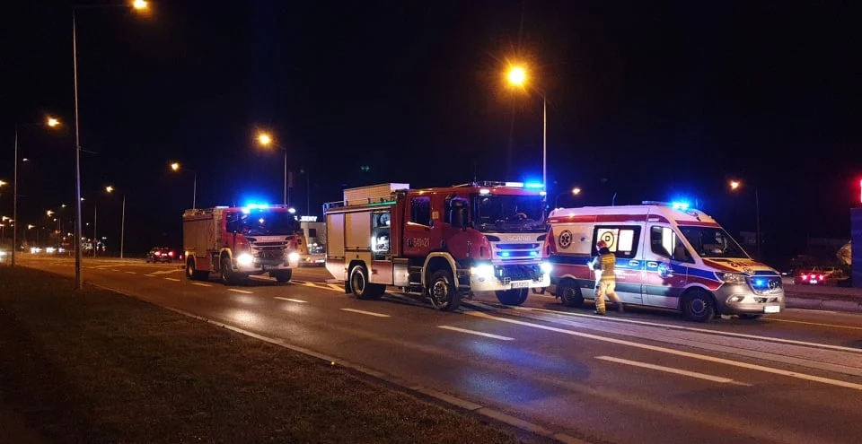 SANOK. Najechanie na tył pojazdu. Jedna osoba zakleszczona w pojeździe [ZDIĘCIA+WIDEO] - Zdjęcie główne