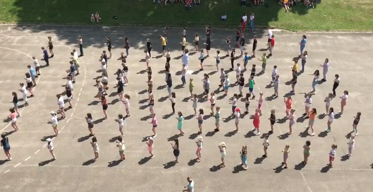 Jerusalema Dance Challenge w wykonaniu uczniów i nauczycieli Szkoły Podstawowej nr 2 w Sanoku [WIDEO] - Zdjęcie główne