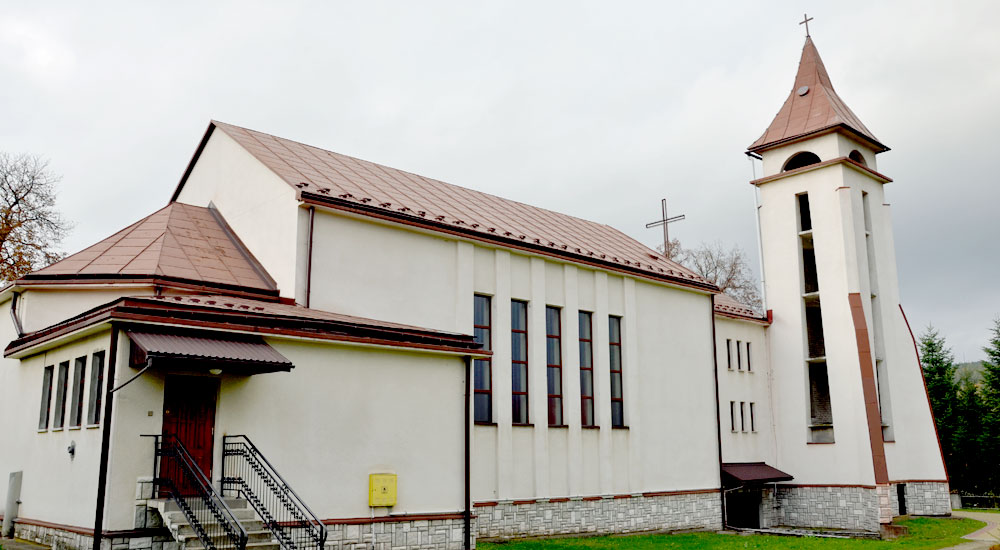 Parafia pw. Matki Bożej Królowej Polski w Pisarowcach - Zdjęcie główne