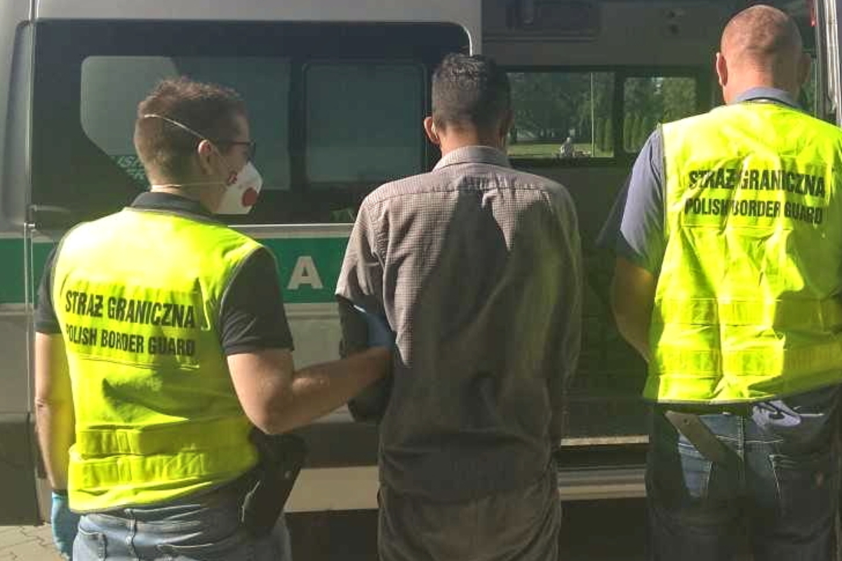 Dwóch Afgańczyków uciekało z kraju w plastikowych koszach. Zatrzymani w Pilźnie - Zdjęcie główne