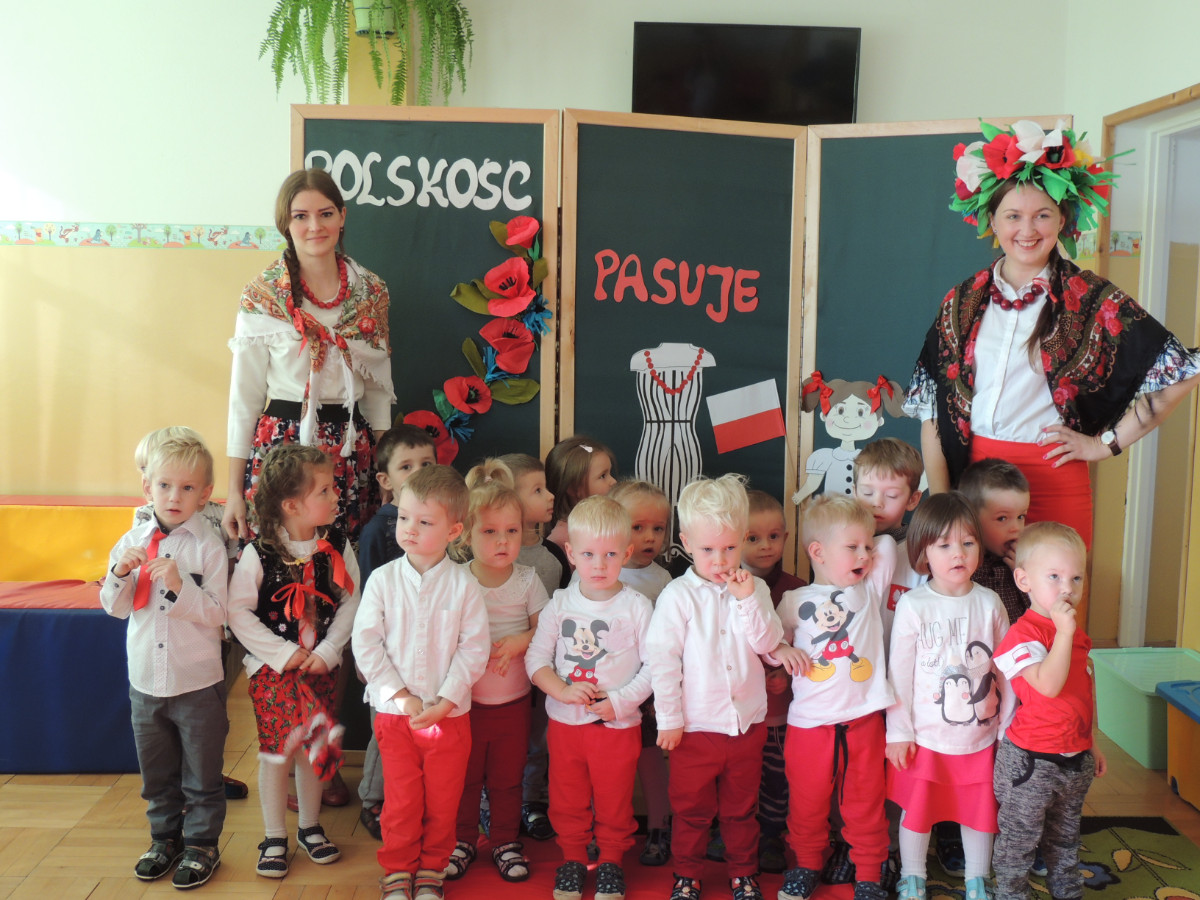 Dzieci z Niepublicznego Przedszkola w Pakoszówce świetowały obchody 100-lecia Niepodległości - Zdjęcie główne
