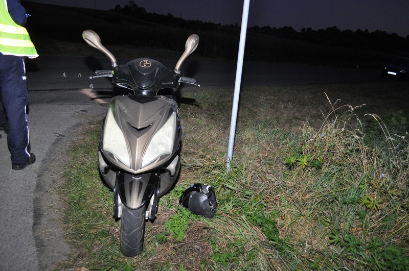 Zderzenie Motorowerzystki z osobówką  - Zdjęcie główne