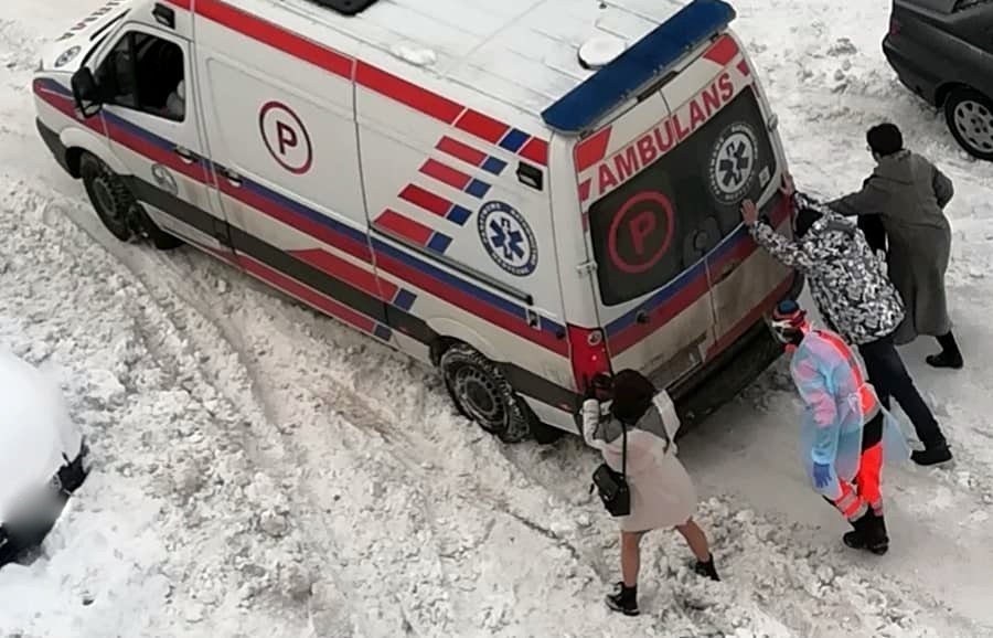 Czyn społeczny znowu w cenie! Karetka nie mogła wyjechać z osiedla! [ZDJĘCIA] - Zdjęcie główne