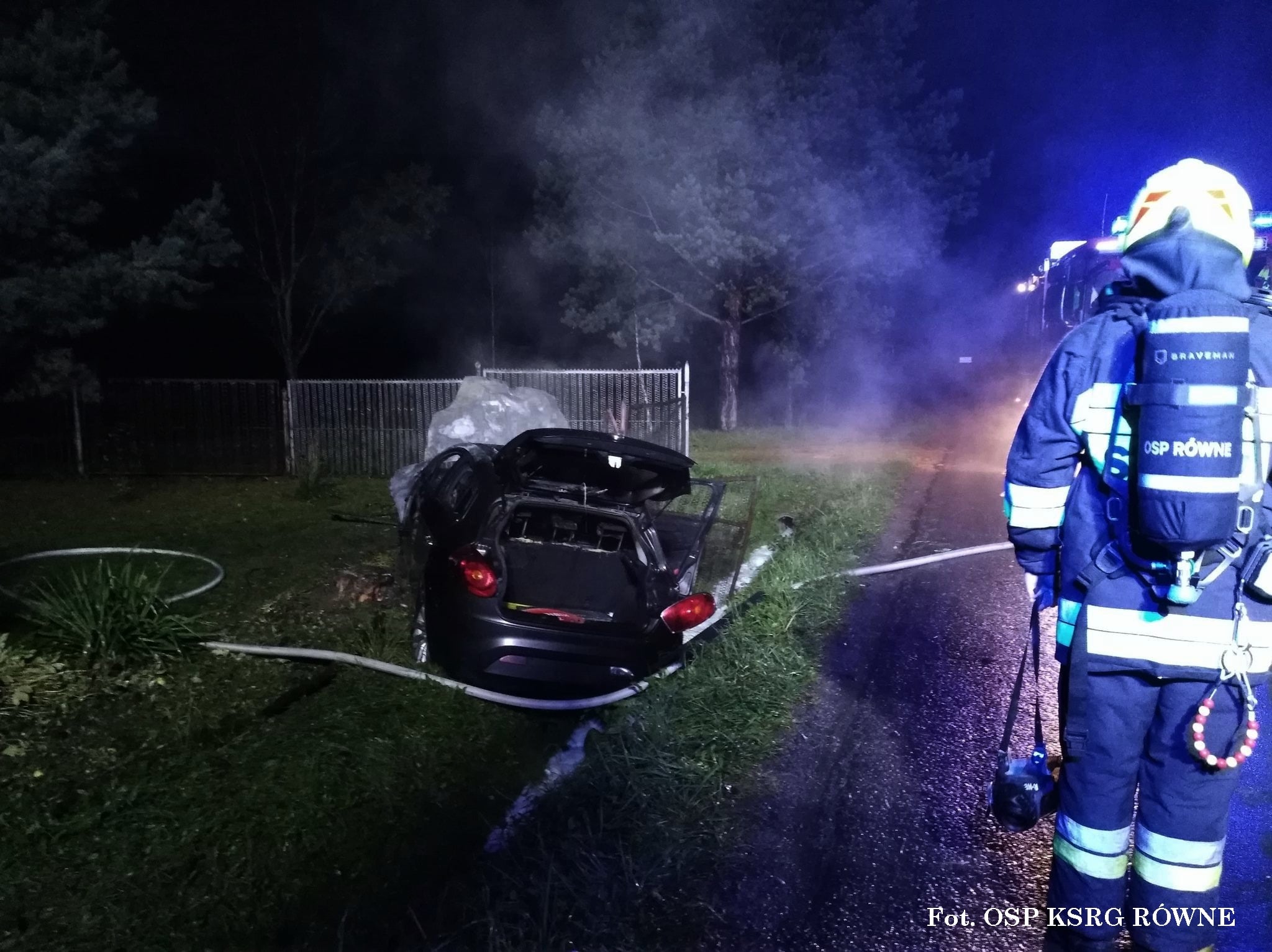 Region. Uderzył w ogrodzenie - auto stanęło w ogniu [FOTO] - Zdjęcie główne