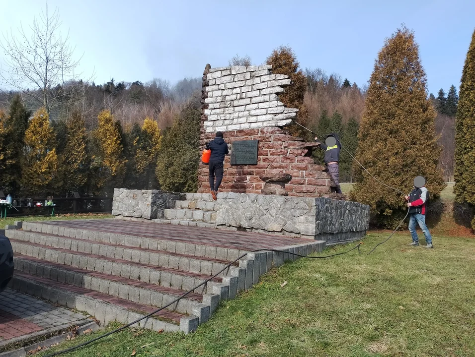Zakończono prace renowacyjne przy pomniku "Żołnierzy Września" w Bykowcach - Zdjęcie główne