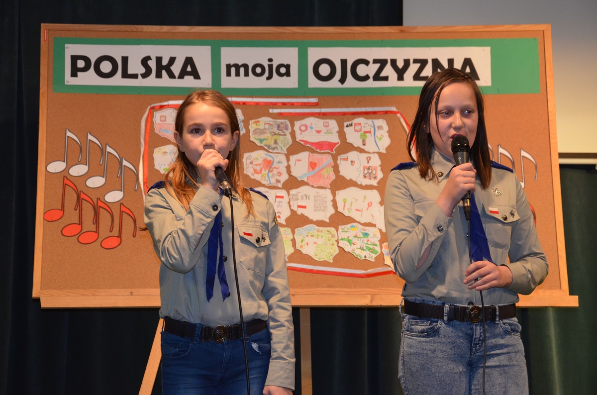 Patriotyczne śpiewanie na II Miedzyszkolnym Festiwalu Piosenki Polskiej w Sanoku (ZDJĘCIA) - Zdjęcie główne