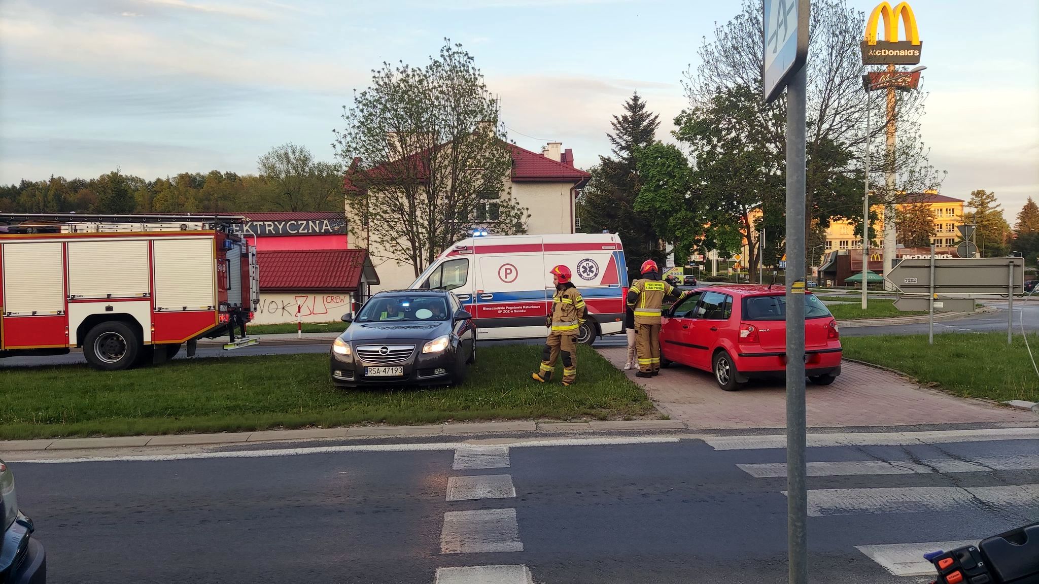 SANOK: Kolizja motocykla z osobówką przy rondzie Beksińskiego [FOTO+WIEDO] - Zdjęcie główne