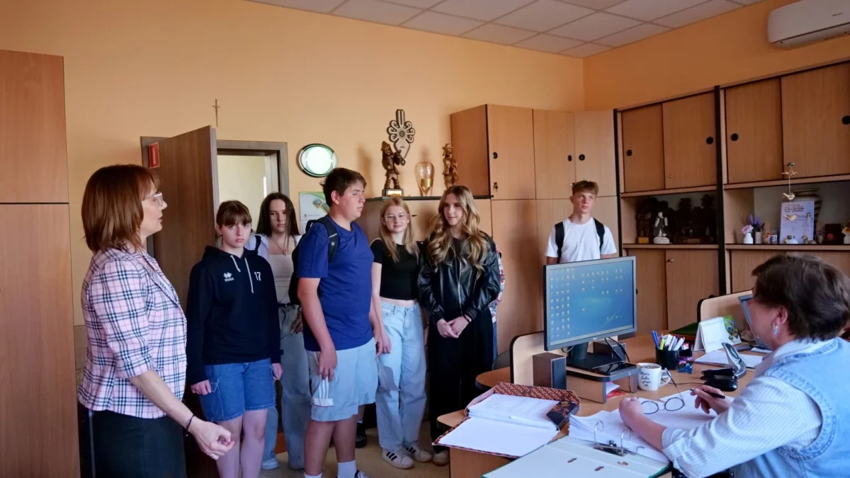Ósmoklasiści odwiedzili Urząd Gminy w ramach programu „Chwila z Samorządem” - Zdjęcie główne