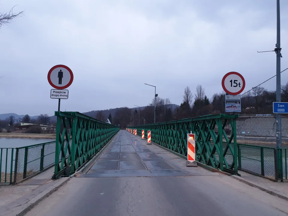 Most na białą górę straszy. "Przechodzenie po bocznych kładkach, sprawia wrażenie, że za chwilę wpadniemy do Sanu" - Zdjęcie główne