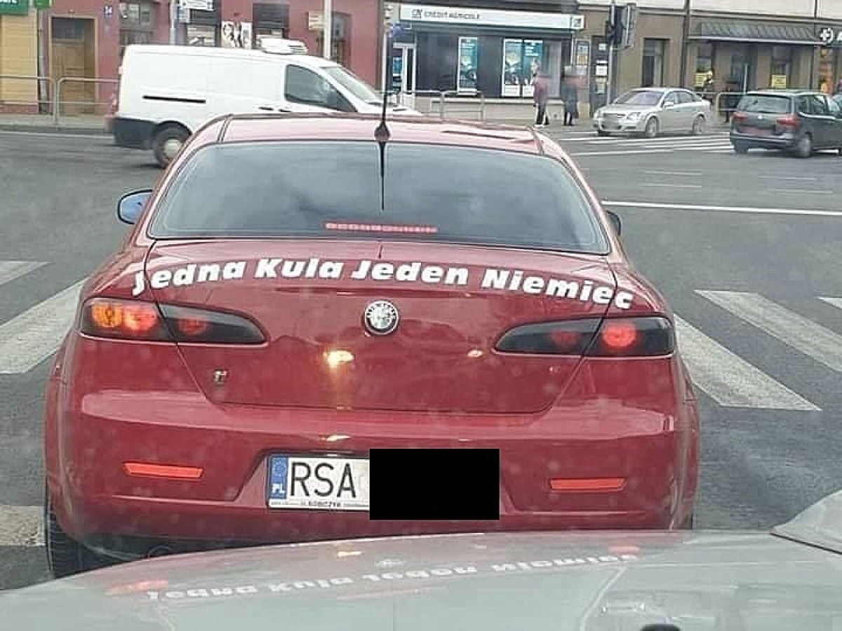 Kierowca z Sanoka okazał nienawiść do Niemców malując napis na samochodzie [FOTO] - Zdjęcie główne