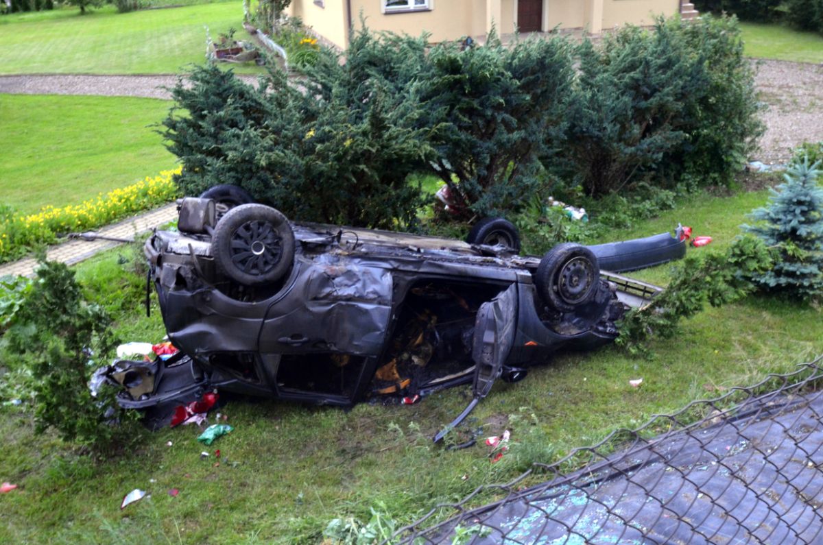 Srogów Dolny. Samochód stanął w płomieniach po dachowaniu [FOTO+VIDEO] - Zdjęcie główne