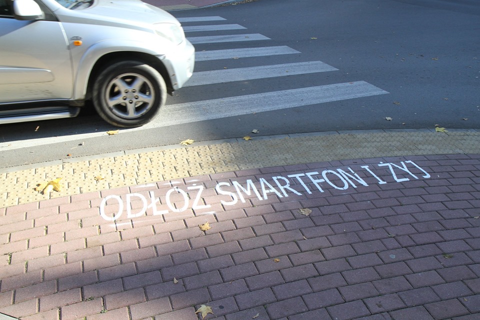 Odłóż telefon i żyj! Napisy przed przejściami dla pieszych - Zdjęcie główne