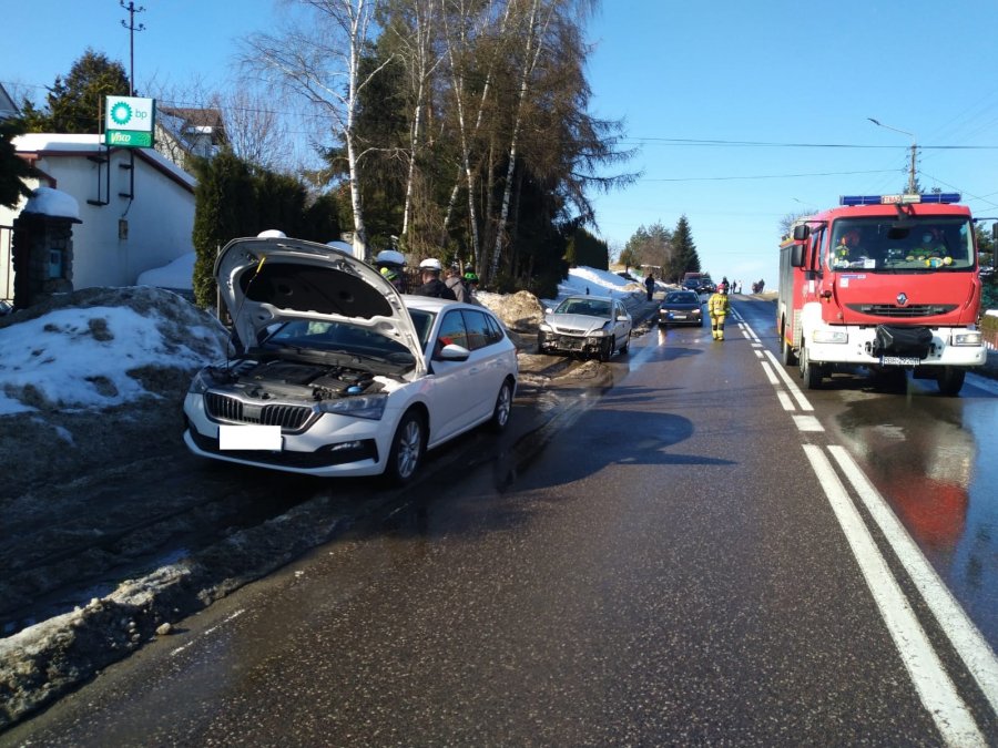 Kolizja z udziałem opla i skody. Ucierpiało dziecko! [FOTO] - Zdjęcie główne