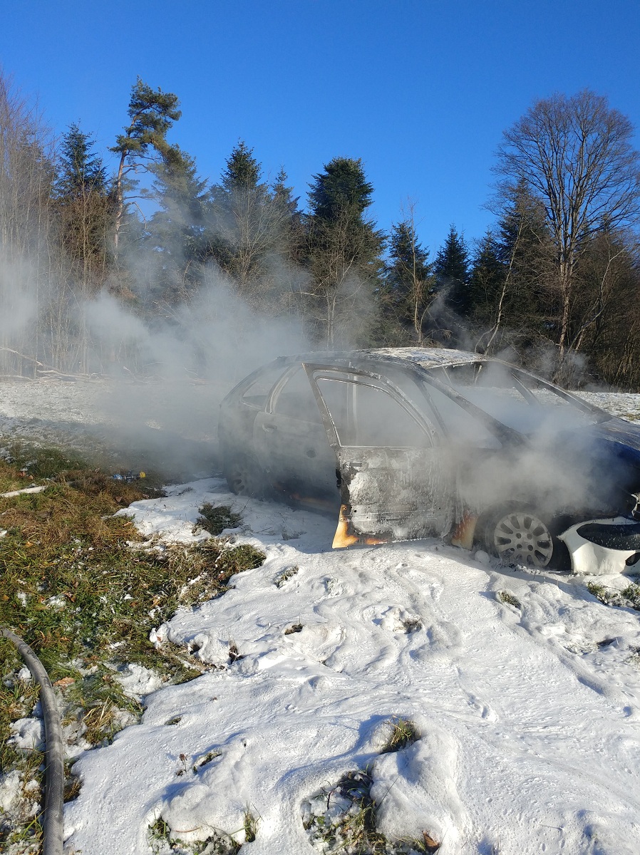 W Uhercach Mineralnych spłonął samochód - Zdjęcie główne