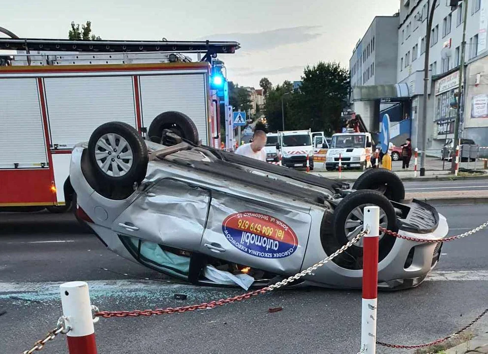 Dachowanie na skrzyżowaniu ul. Mickiewicza i Królowej Bony w Sanoku [ZDJĘCIA] - Zdjęcie główne