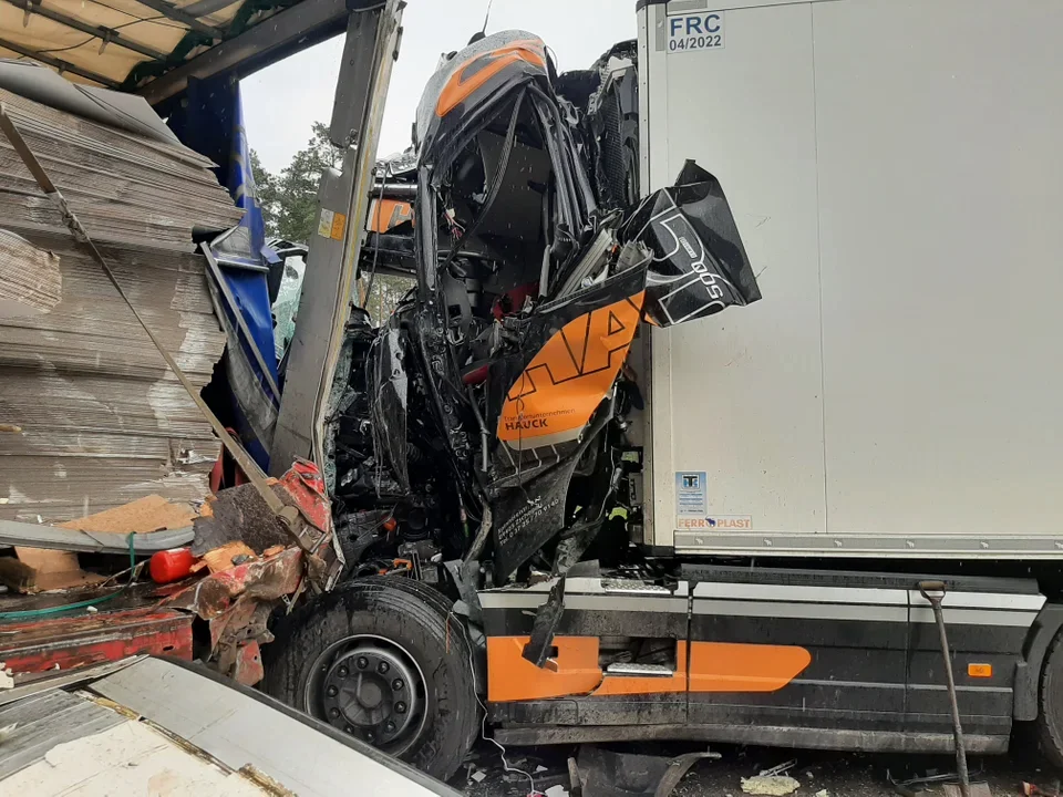 KPP Radomsko o karambolu na autostradzie, w którym zginęła 24-letnia druhna z OSP Rymanów - Zdjęcie główne