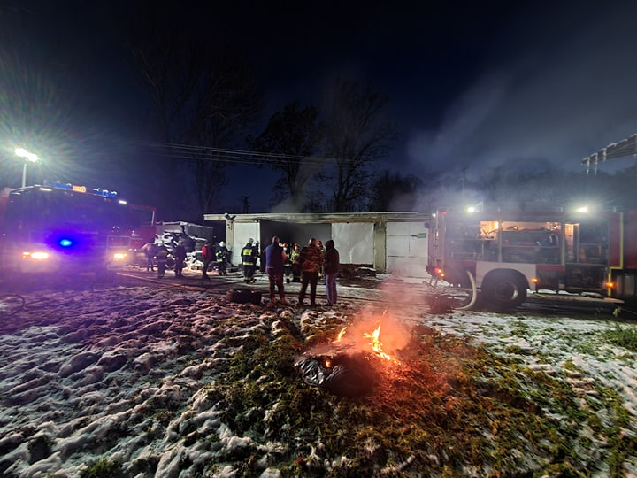 KOSTAROWCE: Pożar w garażu spółdzielni rolniczej [FOTO+VIDEO] - Zdjęcie główne