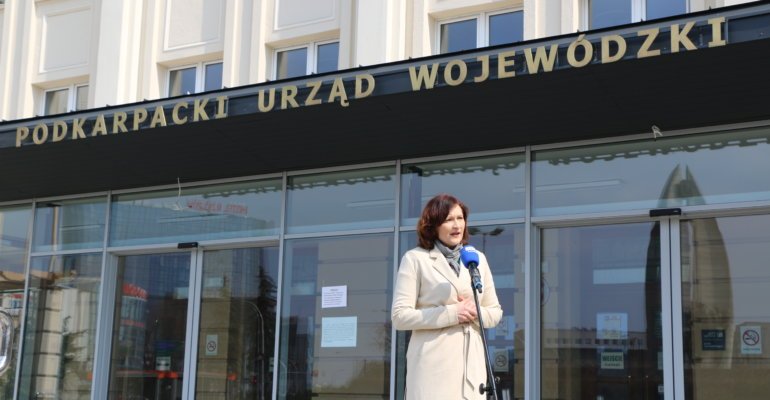  Ewa Leniart przekazała środki ochronne dla placówek pomocy społecznej i ochrony zdrowia - Zdjęcie główne