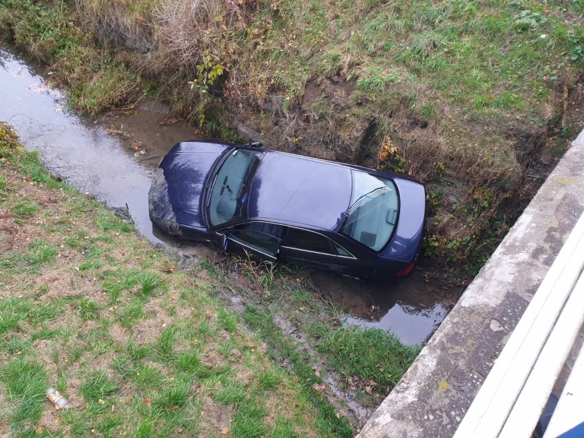 Turze Pole. Na skutek zderzenia straciła panowanie nad pojazdem i wjechała do rzeki - Zdjęcie główne