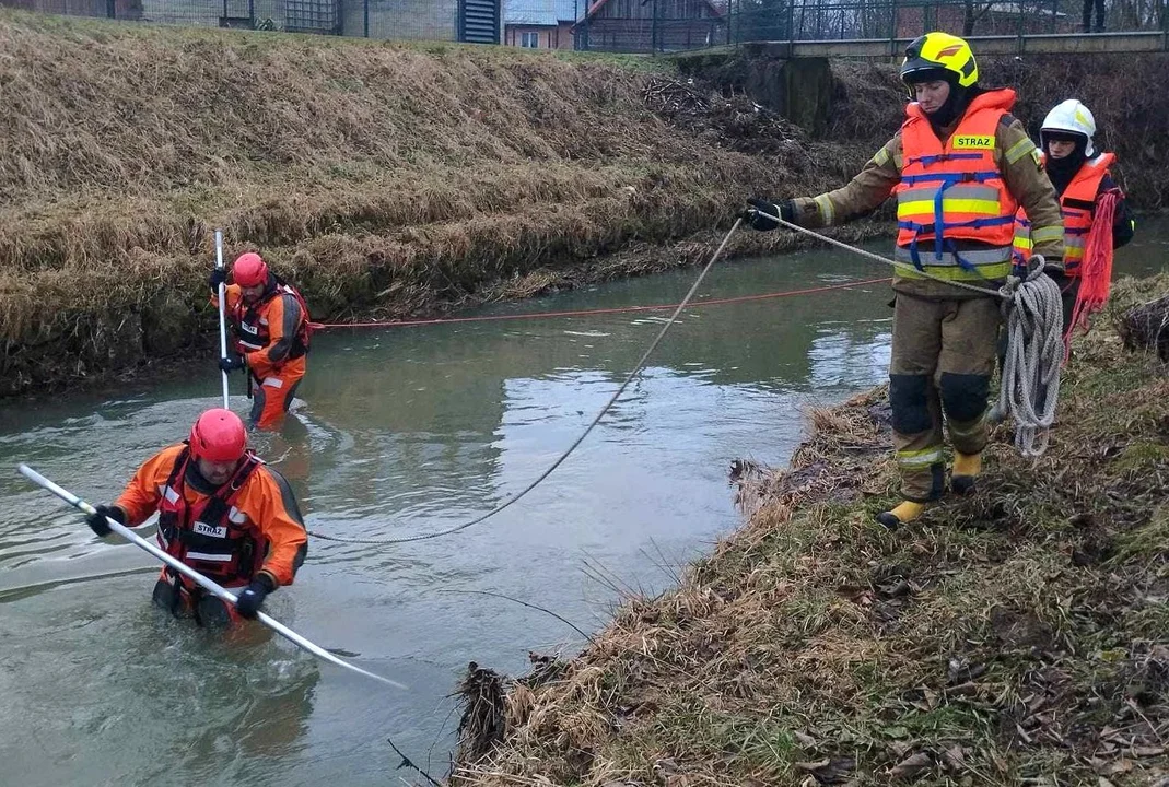 W rzece odnaleziono rower i kurtkę zaginionego mężczyzny. Trwają poszukiwania! - Zdjęcie główne