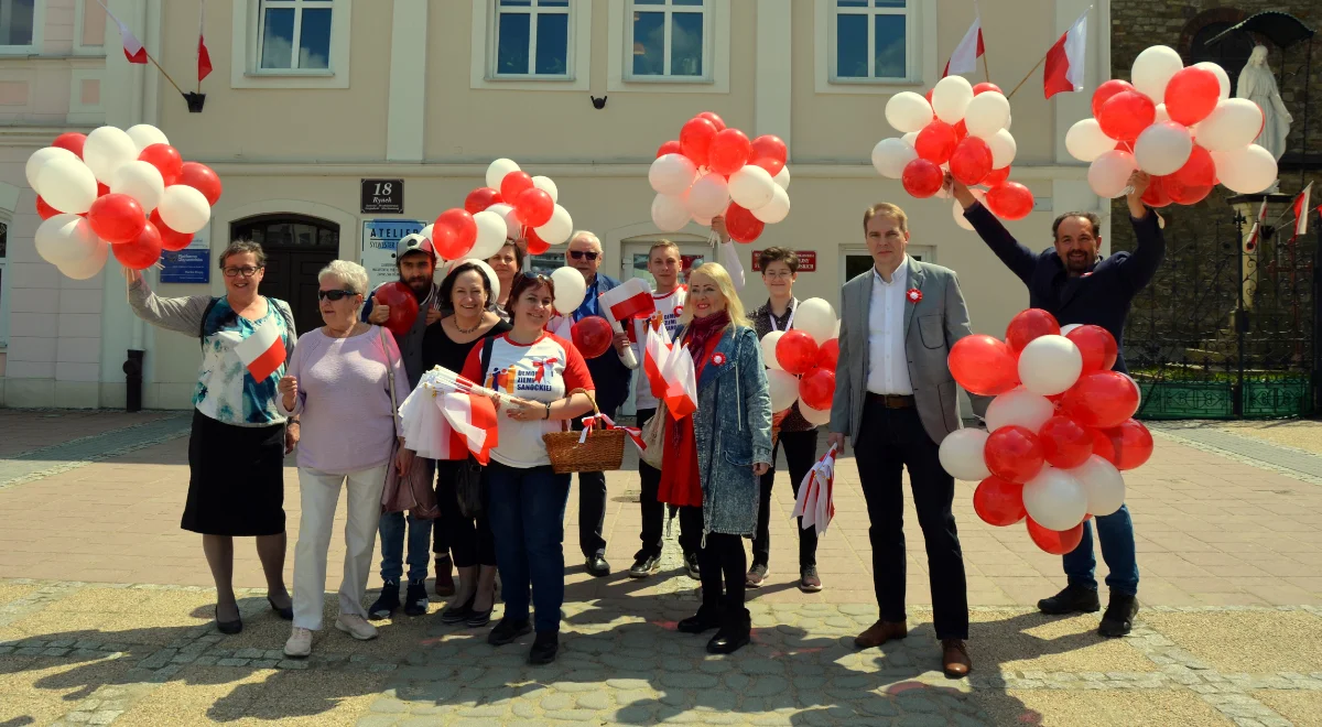 Dzień flagi. Sanoczanie zostali obdarowani flagami Polski na sanockim Rynku [ZDJĘCIA] - Zdjęcie główne