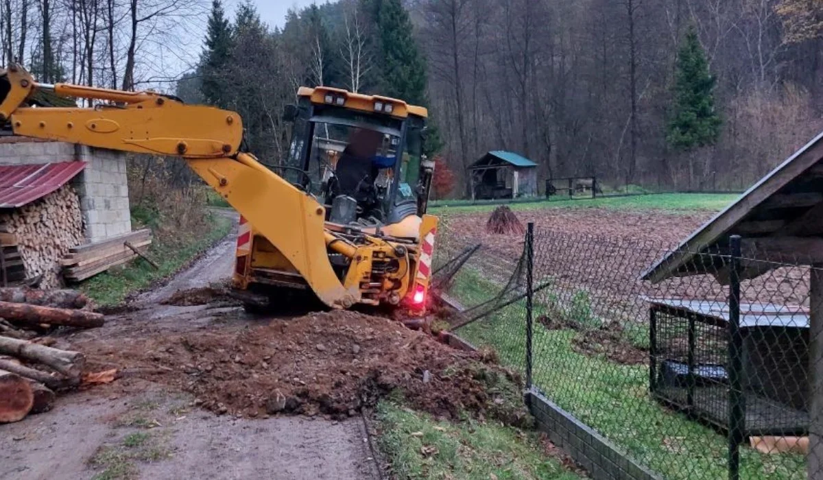 Uszkodził koparką posesję i chciał zbiec. Został złapany przez właścicieli posesji, którzy ścigali go quadem - Zdjęcie główne