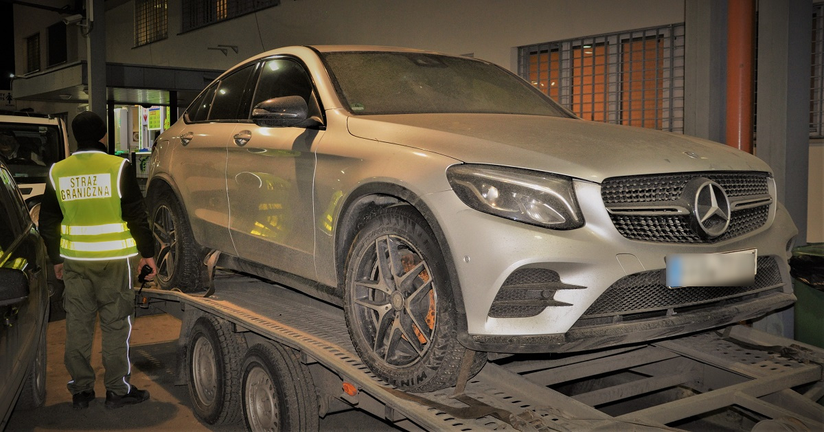 Próbował wwieźć na lawecie skradzionego luksusowego Mercedesa - Zdjęcie główne