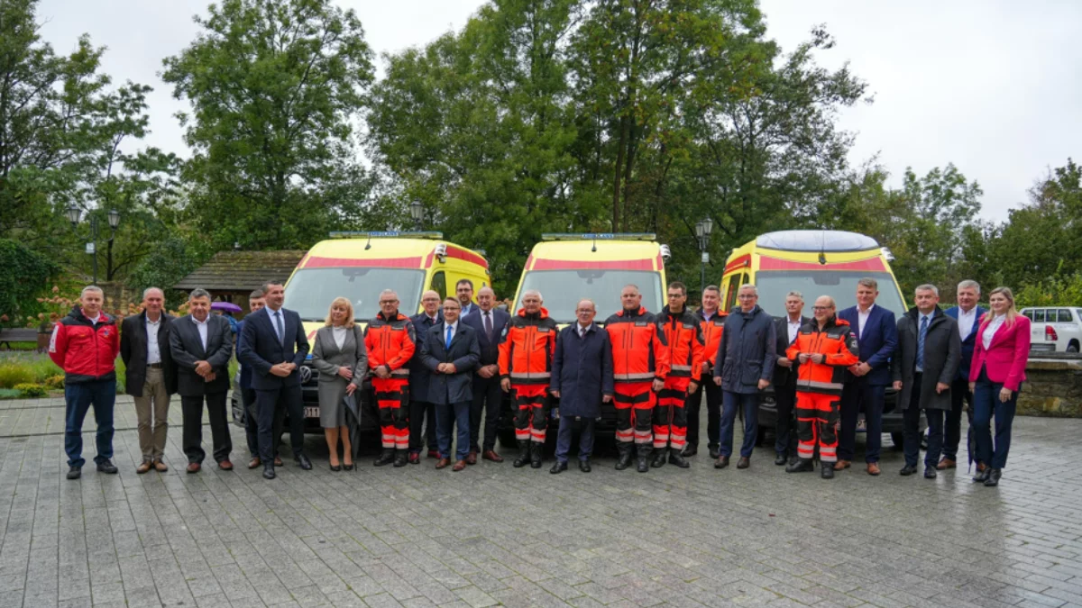 Wyjątkowa uroczystość na Zamku w Sanoku. Odznaczeni Ratownicy Medyczni Bieszczadzkiego Pogotowia Ratunkowego. - Zdjęcie główne