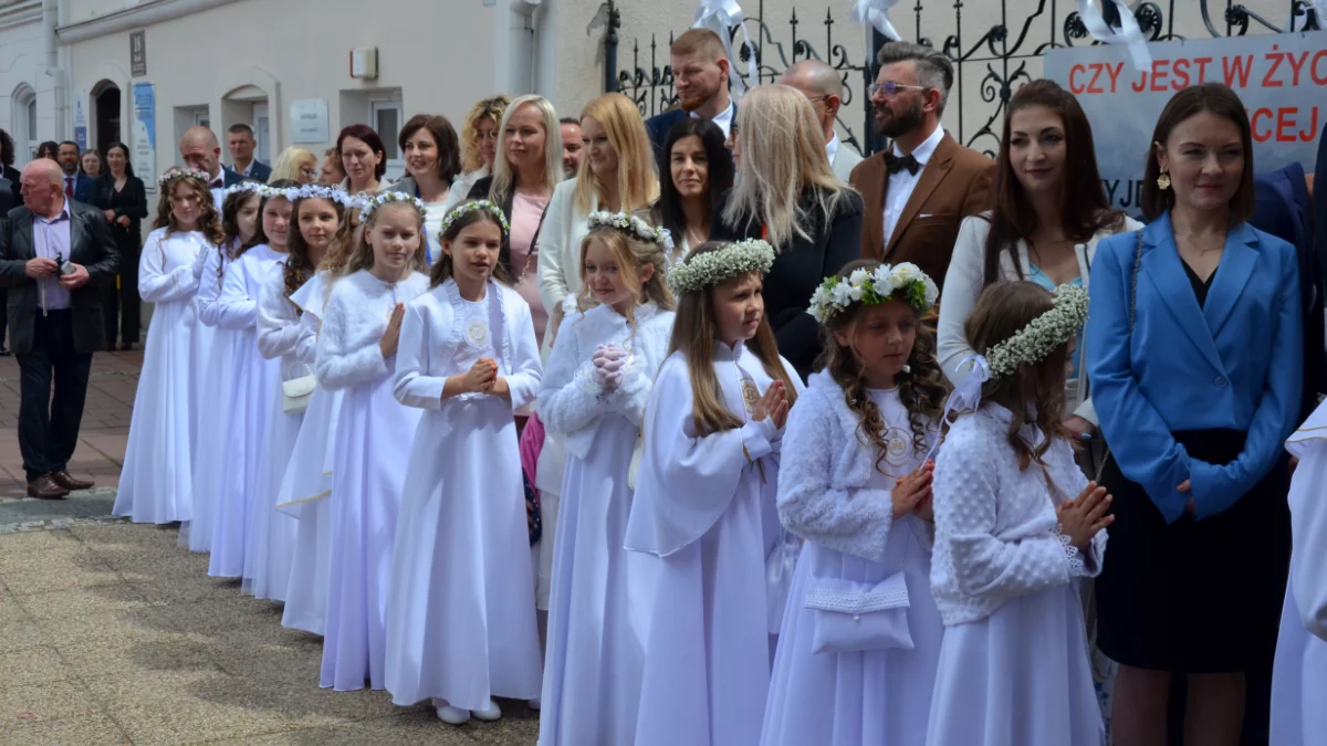 Pierwsza Komunia Święta w parafii Ojców Franciszkanów w Sanoku. Wyjątkowy dzień mimo kapryśnej pogody - Zdjęcie główne