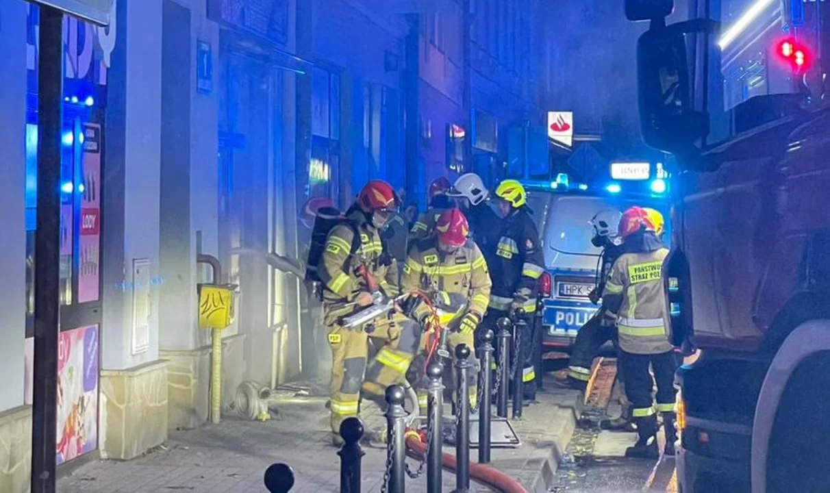 Nocny pożar w barze kebab na Jagiellońskiej w Sanoku. Kłęby czarnego dymu wydobywały się z lokalu [ZDJĘCIA,WIDEO] - Zdjęcie główne